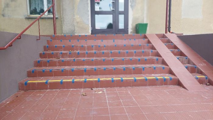 Remont schodów do przychodni naprawione